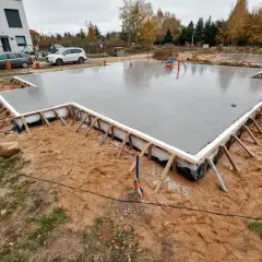 Świeżo wylane fundamenty domu, gotowe na kolejne etapy budowy.