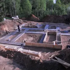 Budowa fundamentów domu. Widać zbrojenie i szalunki. Czy to będzie chudziak?
