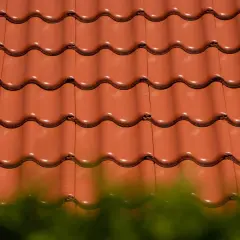 Czerwona dachówka ceramiczna, idealna na Twój dach. Sprawdź atrakcyjną dachówka ceramiczna cena za m2.