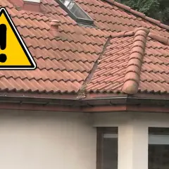 Uwaga na zanieczyszczone systemy rynnowe! Liście i brud blokują odpływ wody z dachu.
