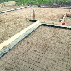 Fundamenty domu w budowie, zbrojenie i szalunki. Czekamy na beton, by stworzyć solidny chudziak.