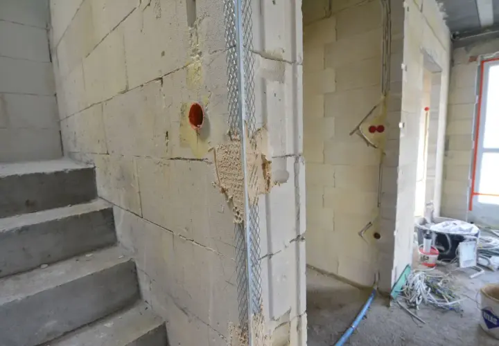 Budowa w toku: schody betonowe, ściany z bloczków, instalacja elektryczna i przygotowanie pod tynki. Czy najpierw tynki czy wylewki?