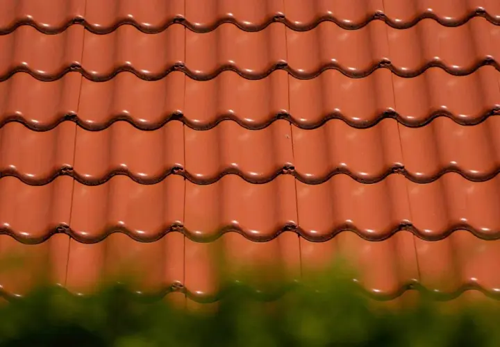 Czerwona dachówka ceramiczna, idealna na Twój dach. Sprawdź atrakcyjną dachówka ceramiczna cena za m2.