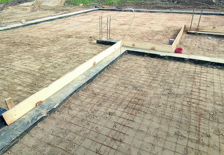 Fundamenty domu w budowie, zbrojenie i szalunki. Czekamy na beton, by stworzyć solidny chudziak.