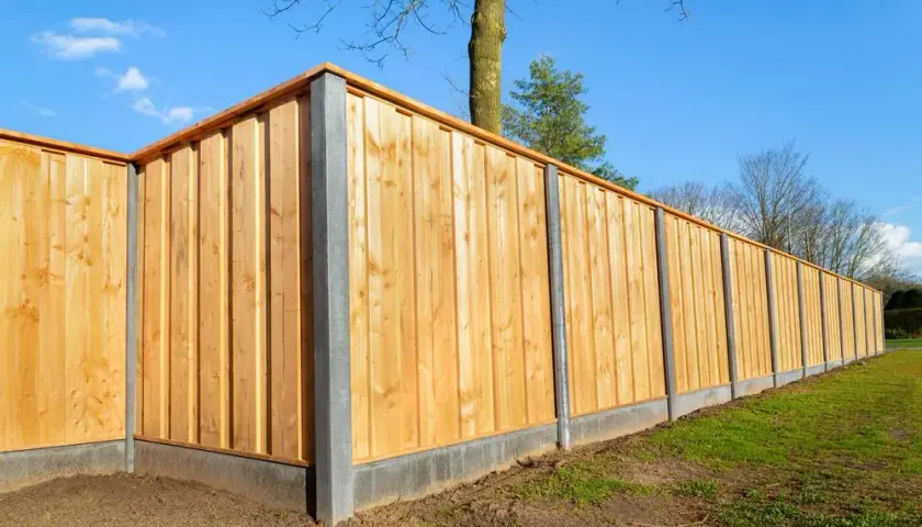 Płot betonowo-drewniany: zalety, wady i rodzaje ogrodzenia
