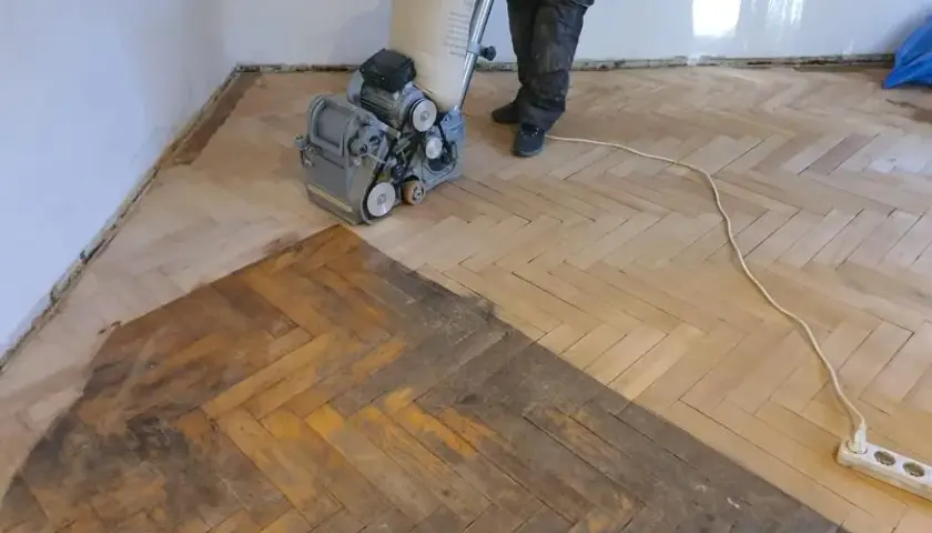 Ile kosztuje odnowienie parkietu? Rzeczywiste ceny cyklinowania i lakierowania