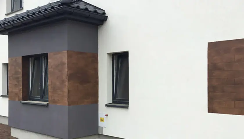 Eleganckie tynki wapienne imitujące drewno zdobią fragmenty nowoczesnego domu.