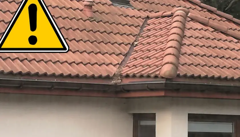 Uwaga na zanieczyszczone systemy rynnowe! Liście i brud blokują odpływ wody z dachu.