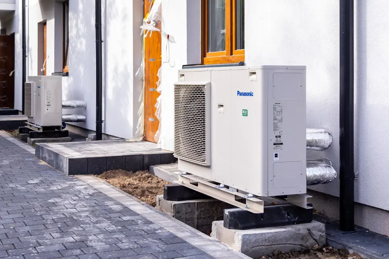 Solidny fundament pod pompę ciepła Panasonic, zapewniający stabilność i długowieczność instalacji grzewczej.