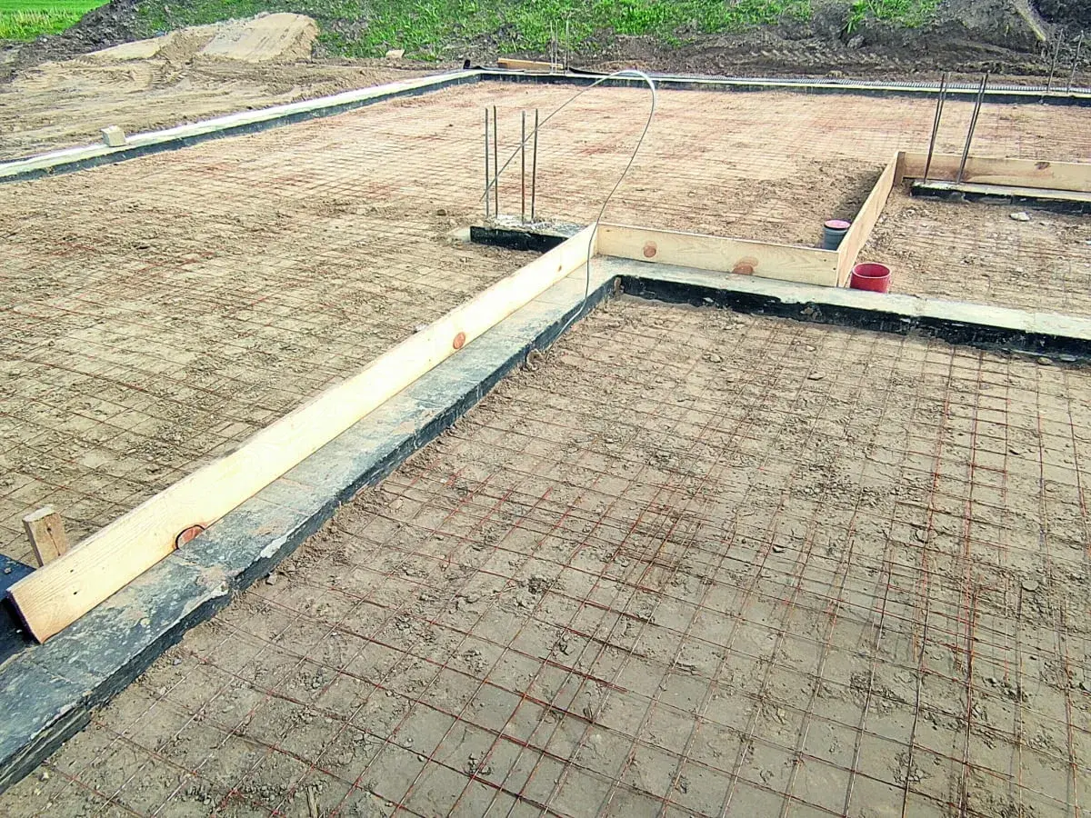 Fundamenty domu w budowie, zbrojenie i szalunki. Czekamy na beton, by stworzyć solidny chudziak.