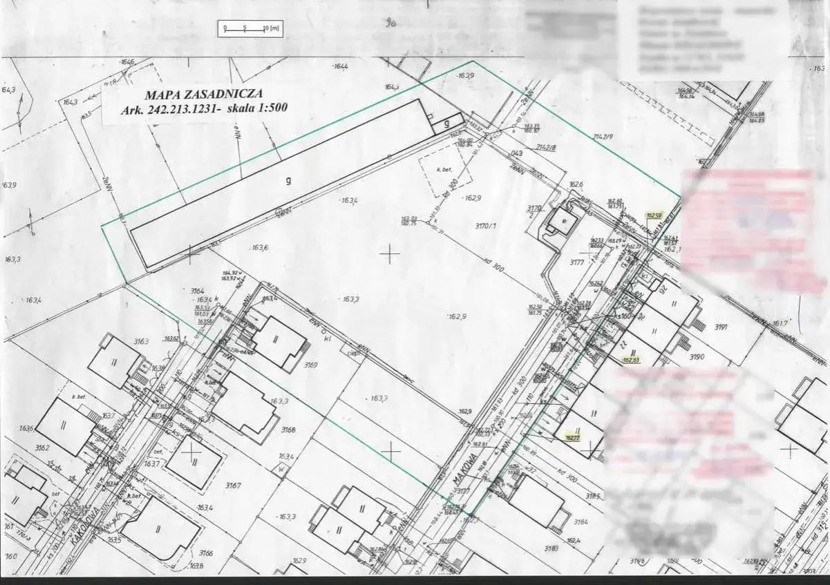 Mapa zasadnicza przedstawia szczegółowy plan terenu z budynkami, drogami i sieciami.